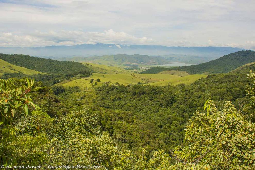 Imagem vista do Mirante do Último Adeus, morros com linda vegetação.